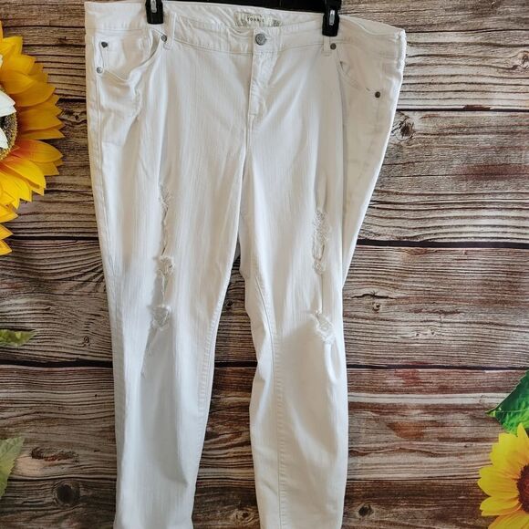 Torrid white jeans Women's 24R tapered Pre-owned - Picture 1 of 7